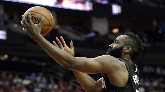 James Harden z Houstonu don m do detroitskho koe kolem Anthonyho Tollivera.