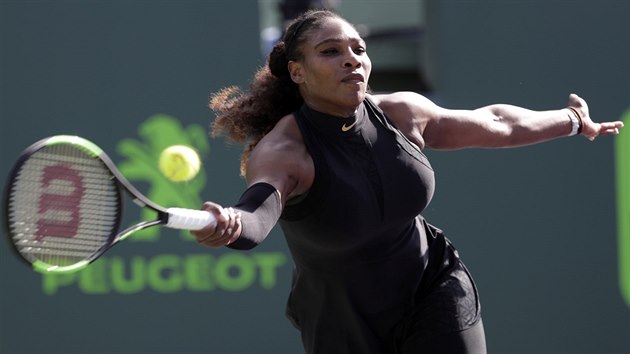 Americk tenistka Serena Williamsov returnuje v duelu 1. kola na turnaji v Miami.