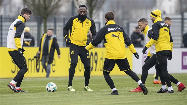Usain Bolt (druh zleva) bhem trninku s fotbalisty bundesligovho Dortmundu