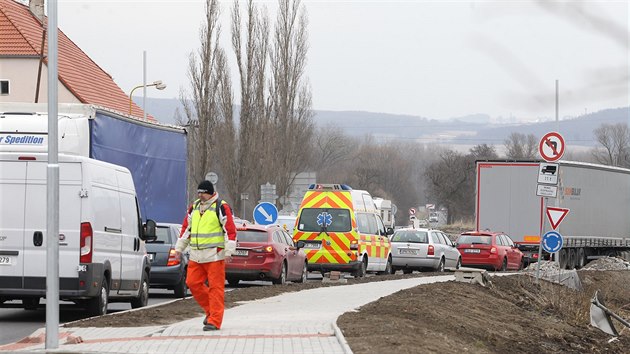 Souasn situace na kruhovm objezdu v Pestanov.