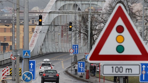 Na Benev most nesm vozidla nad 3,5 tuny a provoz tu nov d semafory, nebo MHD jezd v obou smrech stdav jen prostednm pruhem a k se s ostatnmi auty.