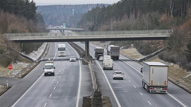 Dálnici D5 od Plzn do Rozvadova eká na jae nkolik oprav. (19. 3. 2018)