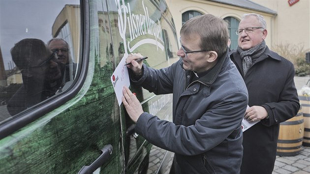 Speciln velikonon vrka plzeskho Prazdroje odjela do Vatiknu. Na cestu j poehnal plzesk biskup Tom Holub (v poped). (23. 3. 2018)