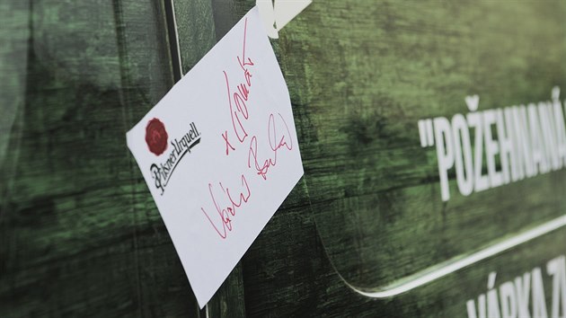 Auto převážející speciální velikonoční ležák do Vatikánu je zapečetěno. Na pečeť se podepsal sládek Václav Berka a biskup Tomáš Holub.