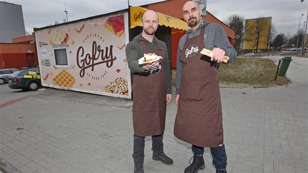 Gofry maj v Karvin osmadvacetiletou tradici. Pokraovat budou i nadle. Zasadili se o to Petr Nest a Pavel Starzyczny (zleva).