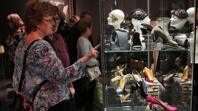 Mdn trendy z obdob let 1918 a 1988 si mohou lid pipomenout v opavskm muzeu. Najdou
tam odvy pro vedn den, ale i svatebn a plesov aty, klobouky i boty.