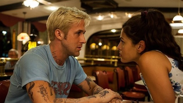 Ryan Gosling a Eva Mendesov ve filmu Za borovicovm hjem (2012)