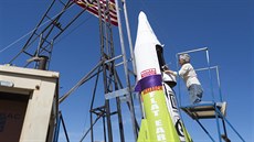 Američan Mike Hughes a jeho vlastnoručně vyrobená raketa (6. března 2018) Američan Mike Hughes a jeho vlastnoručně vyrobená raketa (6. března 2018)