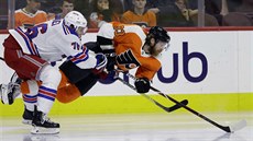 Jakub Voráček z Philadelphie letí za pukem, vlevo je Brady Skjei z New York... Jakub Voráček z Philadelphie letí za pukem, vlevo je Brady Skjei z New York...