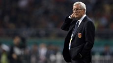 Slavný trenér Marcello Lippi sleduje hru svých čínských svěřenců. Slavný trenér Marcello Lippi sleduje hru svých čínských svěřenců.