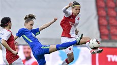 Ewa Pajorová z Wolfsburgu mezi hráčkami Slavie Veronikou Pincovou (vlevo) a... Ewa Pajorová z Wolfsburgu mezi hráčkami Slavie Veronikou Pincovou (vlevo) a...
