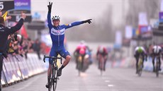 V CÍLI. Yves Lampaert ovládl worldtourovou klasiku Dwars door Vlaanderen. V CÍLI. Yves Lampaert ovládl worldtourovou klasiku Dwars door Vlaanderen.
