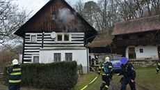 Požár zachvátil historickou roubenku v obci Střehom, ve které se natáčela... Požár zachvátil historickou roubenku v obci Střehom, ve které se natáčela...