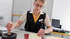 Dopisy a pohlednice dostávají v Kraslicích příležitostné poštovní razítko s... Dopisy a pohlednice dostávají v Kraslicích příležitostné poštovní razítko s...
