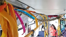Karlovarský Velikonoční autobus s 5,5 metrů dlouhou pomlázkou uvnitř. Karlovarský Velikonoční autobus s 5,5 metrů dlouhou pomlázkou uvnitř.