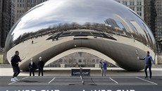 Nick Kyrgios (vlevo) a Roger Federer hrají při exhibici před Cloud Gate v... Nick Kyrgios (vlevo) a Roger Federer hrají při exhibici před Cloud Gate v...