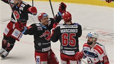 Třinecký Tomáš Marcinko (vpravo) slaví se spoluhráčem Romanem Vlachem gól v... Třinecký Tomáš Marcinko (vpravo) slaví se spoluhráčem Romanem Vlachem gól v...