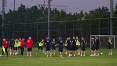 Čeští fotbalisté se rozcvičují před tréninkem na China Cupu. Čeští fotbalisté se rozcvičují před tréninkem na China Cupu.