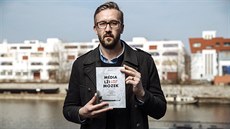Autor Petr Nutil se svou knihou Média, lži a příliš rychlý mozek. Autor Petr Nutil se svou knihou Média, lži a příliš rychlý mozek.