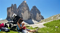 Krmení divé zvěře přímo pod Tre Cime. Ještě že takhle malý tvor toho moc nesní. Krmení divé zvěře přímo pod Tre Cime. Ještě že takhle malý tvor toho moc nesní.