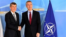 Český premiér v demisi Andrej Babiš (vlevo) se v centrále NATO v Bruselu sešel... Český premiér v demisi Andrej Babiš (vlevo) se v centrále NATO v Bruselu sešel...