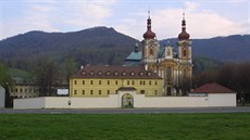 Pozemek před chrámem Navštívení Panny Marie v Hejnicích býval až do 80. let... Pozemek před chrámem Navštívení Panny Marie v Hejnicích býval až do 80. let...