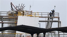 V areálu chemičky v Kralupech nad Vltavou explodovala prázdná nádrž na pohonné... V areálu chemičky v Kralupech nad Vltavou explodovala prázdná nádrž na pohonné...