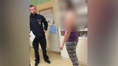 Matka nechtěla odejít od mimina, lékař na ni přivolal policii Matka nechtěla odejít od mimina, lékař na ni přivolal policii