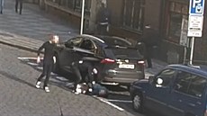 Dva mladíci zadrželi muže, který se vloupal do auta v Praze 1 Dva mladíci zadrželi muže, který se vloupal do auta v Praze 1