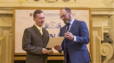 Ministr kolství Robert Plaga pedal uitelm medaile za vynikající...