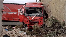 Kamion v Klenčí pod Čerchovem smetl dvě auta, poničil garáž a zastavil ho náraz... Kamion v Klenčí pod Čerchovem smetl dvě auta, poničil garáž a zastavil ho náraz...