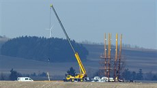 Stavba rozhledny u vesnice Repechy na Prostjovsku (na snímku beznové vztyování základní konstrukce) má zpodní i potíe se sehnáním zbytku potebných penz.