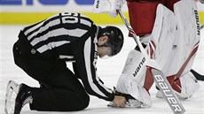 Brankář Hurricanes Cam Ward si v utkání s Arizonou „vstřelil“ smolný vlastní... Brankář Hurricanes Cam Ward si v utkání s Arizonou „vstřelil“ smolný vlastní...