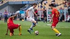 Český záložník Jan Kopic se probíjí čínskou obranou v utkání China Cupu. Český záložník Jan Kopic se probíjí čínskou obranou v utkání China Cupu.