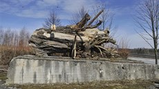 Místo někdejšího pomníku je dnes zanedbané a po sovětském stroji zde už není... Místo někdejšího pomníku je dnes zanedbané a po sovětském stroji zde už není...