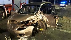 Těžce zraněného řidiče museli z vraku vozidla vystříhat hasiči. Mladý šofér na... Těžce zraněného řidiče museli z vraku vozidla vystříhat hasiči. Mladý šofér na...
