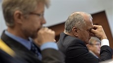 Bývalý náměstek hejtmana Josef Pavlík (vpravo) a komunista Pavel Hodáč se... Bývalý náměstek hejtmana Josef Pavlík (vpravo) a komunista Pavel Hodáč se...