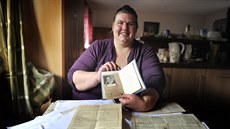 Při hledání rodokmene je nutné projít řadu dokumentů. „Toto je průkaz mého otce... Při hledání rodokmene je nutné projít řadu dokumentů. „Toto je průkaz mého otce...