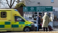 Cestou k Nemocnici Na Bulovce míjejí chodci tři pohřební ústavy. Na ně... Cestou k Nemocnici Na Bulovce míjejí chodci tři pohřební ústavy. Na ně...