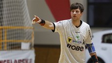 Tomáš Říha usměrňuje spoluhráče ze Zubří. Tomáš Říha usměrňuje spoluhráče ze Zubří.