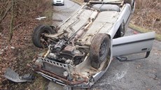 Škoda Felicia skončila na střeše na silnici poblíž obce Modrá na... Škoda Felicia skončila na střeše na silnici poblíž obce Modrá na...
