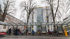 Příliš úzká zastávka Školní v centru Zlína. Příliš úzká zastávka Školní v centru Zlína.