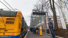 Příliš úzká zastávka Školní v centru Zlína. Příliš úzká zastávka Školní v centru Zlína.
