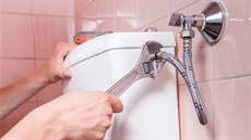 Prasklou vodovodní hadičkou vyteče za 1,5 h klidně 500 litrů vody. Pokud nejste... Prasklou vodovodní hadičkou vyteče za 1,5 h klidně 500 litrů vody. Pokud nejste...