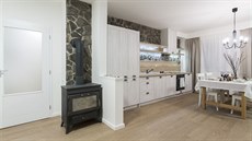 Stěnu za linkou a kamny na dřevo nechali designéři obložit přírodním kamenem. Stěnu za linkou a kamny na dřevo nechali designéři obložit přírodním kamenem.