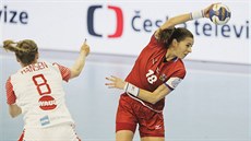 eská házenkáka Iveta Luzumová (vpravo) v zápasu s Dánskem.