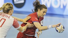 Česká házenkářka Iveta Luzumová (vpravo) a Kathrine Brothmannová Heindahlová z... Česká házenkářka Iveta Luzumová (vpravo) a Kathrine Brothmannová Heindahlová z...