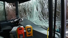 U letiště v Ruzyni havaroval autobus do svodidel, porazil dvě lampy. (22.3.2018) U letiště v Ruzyni havaroval autobus do svodidel, porazil dvě lampy. (22.3.2018)