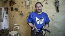 Kromě pazourkových nožů vyrábí Tomáš Vidomus i superostré čepele z obsidiánu. Kromě pazourkových nožů vyrábí Tomáš Vidomus i superostré čepele z obsidiánu.