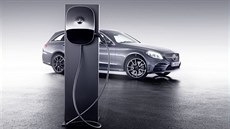 Mercedes se dal na cestu elektromotorů. Dostane je benzinové C i naftové E Mercedes se dal na cestu elektromotorů. Dostane je benzinové C i naftové E